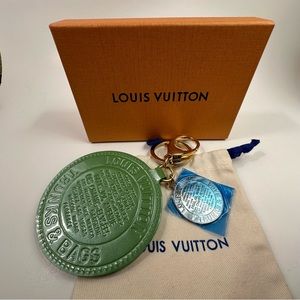 Full Inclusion Louis Vuitton Vernis charm and key holder